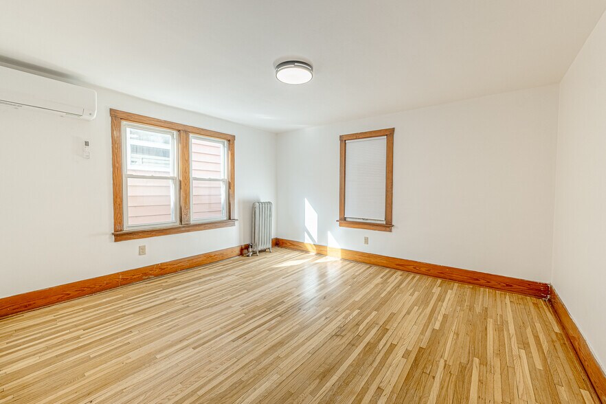 More Photos Of 127 W Main St, Belleville Restaurant For Sale