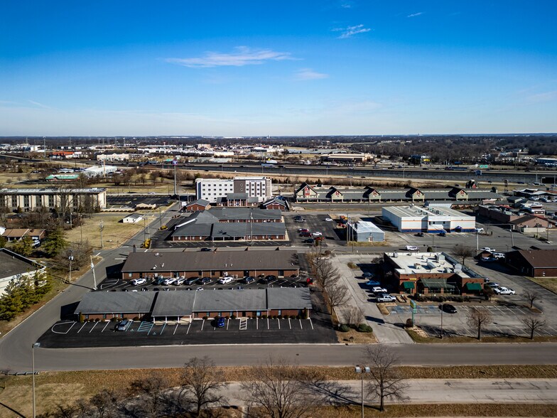 More Photos Of 1444 Horn St, Clarksville Office For Lease
