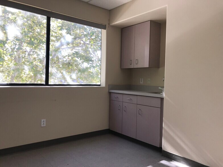 More Photos Of 1011 E Devonshire Ave, Hemet Office For Sale