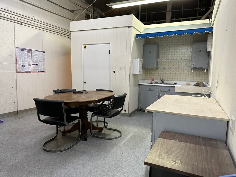 More Photos Of 19426 Londelius St, Northridge Warehouse For Lease