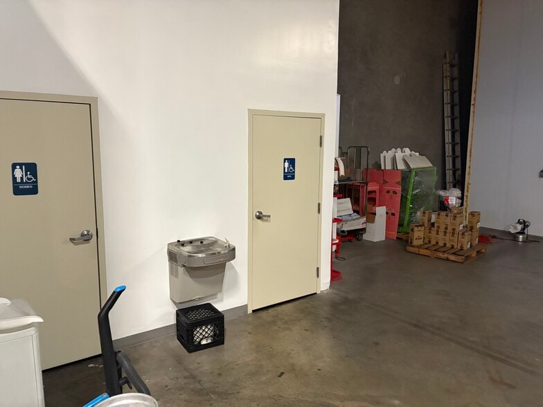 More Photos Of 2420 W Lynx Ln, Orlando Warehouse For Lease