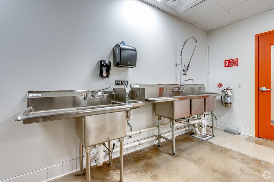 More Photos Of 3004-3008 Cullen St, Fort Worth Distribution For Lease