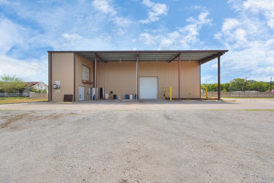 More Photos Of 1500 W Highway 6, Alvin Truck Terminal For Lease