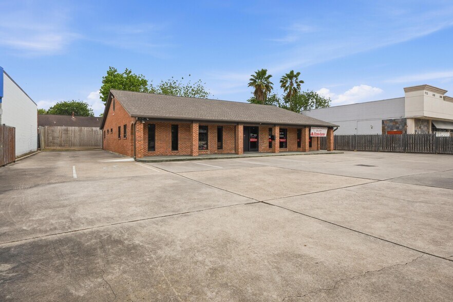 More Photos Of 12325 Scarsdale Blvd, Houston Medical For Sale