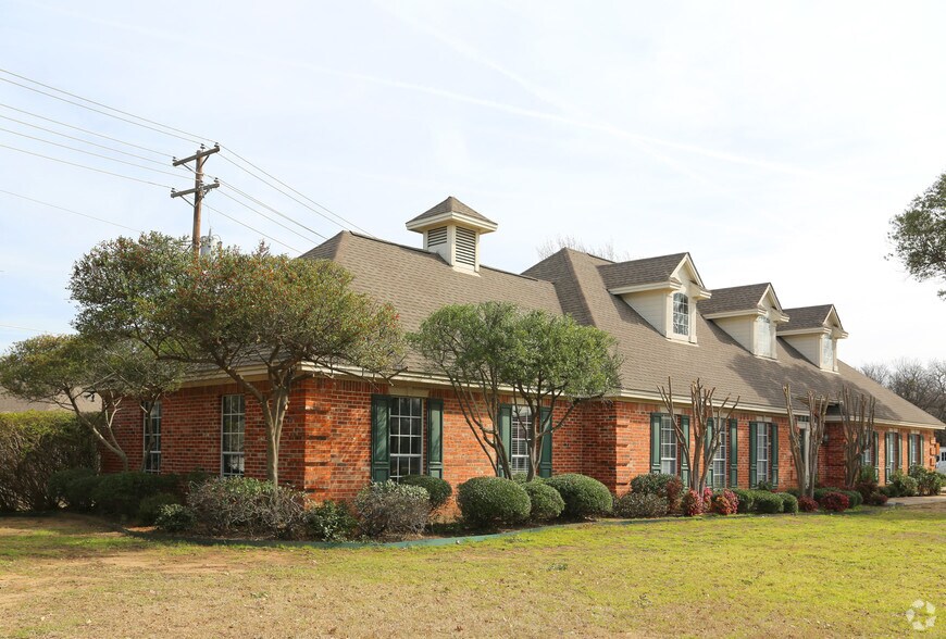 More Photos Of 1105 W Lamar Blvd, Arlington Office For Lease
