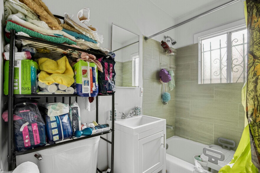 More Photos Of 300 E 55th St, Los Angeles Apartments For Sale