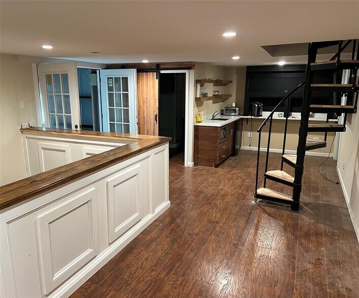 More Photos Of 15002 Iowa St, Austin Warehouse For Lease