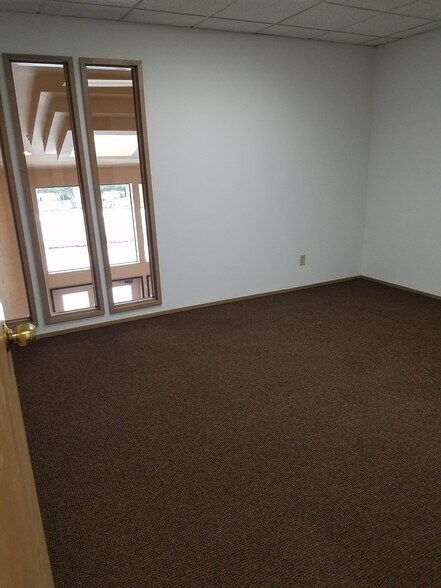 More Photos Of 1303 Central Ave S, Kent Showroom For Lease