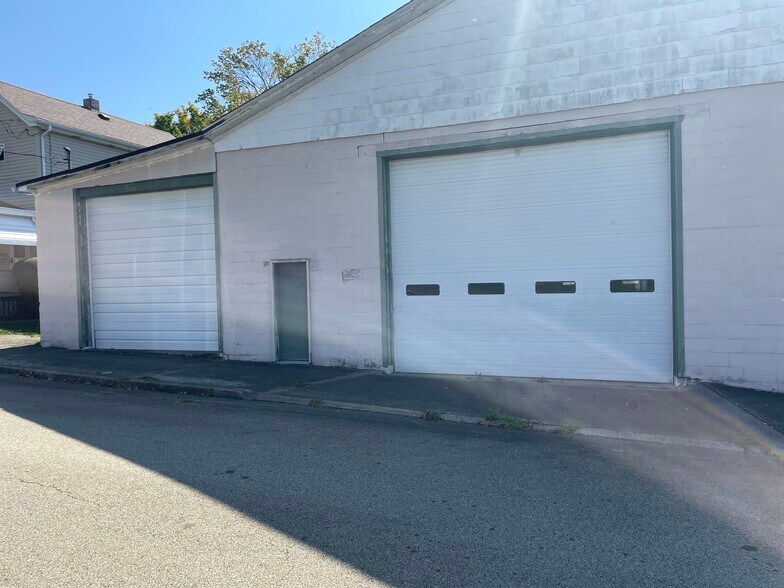 More Photos Of 40 W Monroe St, Latrobe Warehouse For Lease