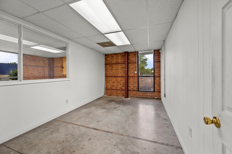 More Photos Of 2595 Viceroy Dr, Winston-Salem Warehouse For Lease