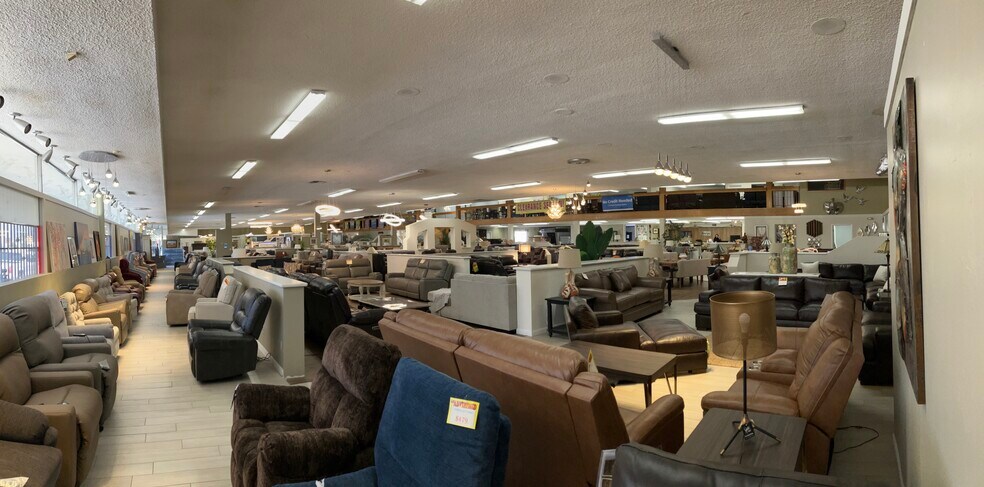 More Photos Of 620 Chester Ave, Bakersfield Showroom For Sale