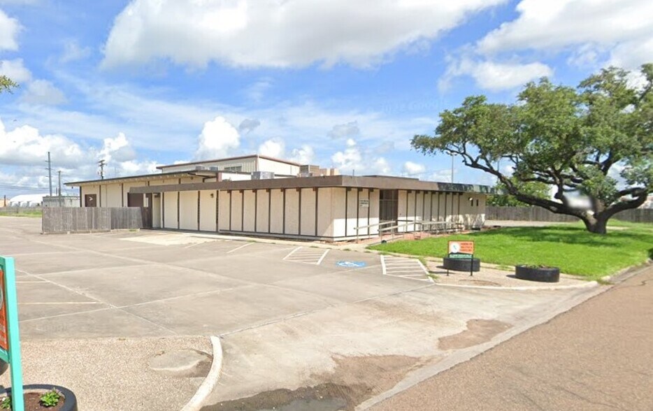 More Photos Of 205 Profit Dr, Victoria Showroom For Sale