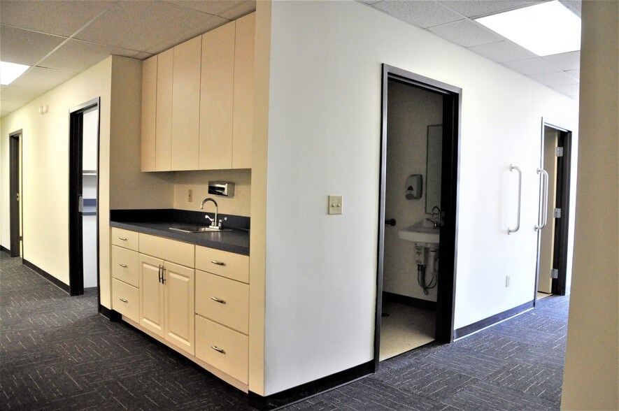 More Photos Of 1-19 E Pleasant St, Springfield Medical For Sale
