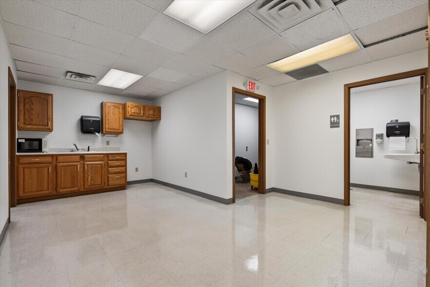More Photos Of 18 Sportsman Dr, Clarion Medical For Lease
