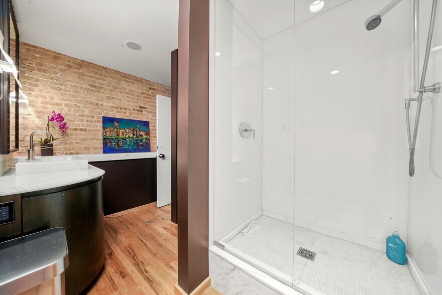 More Photos Of 1327 W Washington Blvd, Chicago Loft Creative Space For Lease