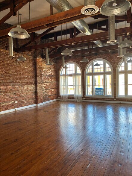 More Photos Of 125 E Davis St, Culpeper Storefront Retail Office For Lease