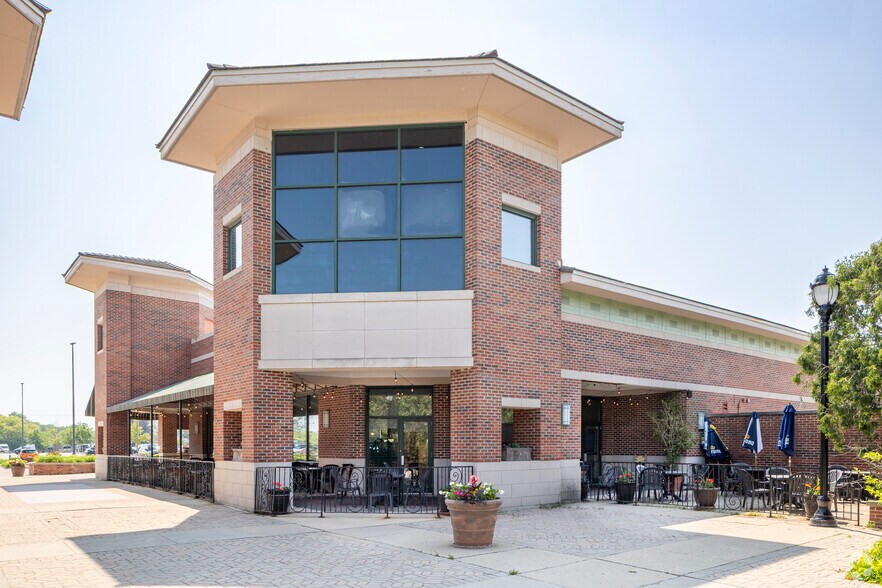 More Photos Of 980 Elk Grove Town Ctr, Elk Grove Village Unknown For Lease