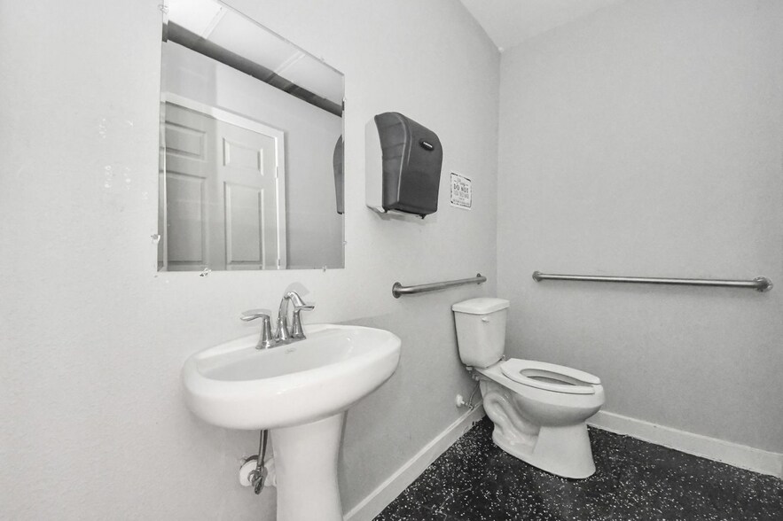 More Photos Of 8346 Howard Dr, Houston Office For Sale