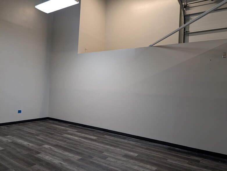 More Photos Of 569 S Main St, Englewood Storefront Retail Office For Lease