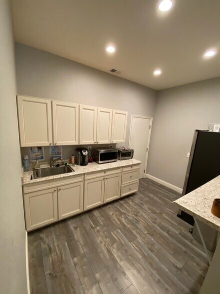 More Photos Of 8417 Washington Blvd, Roseville Warehouse For Sale