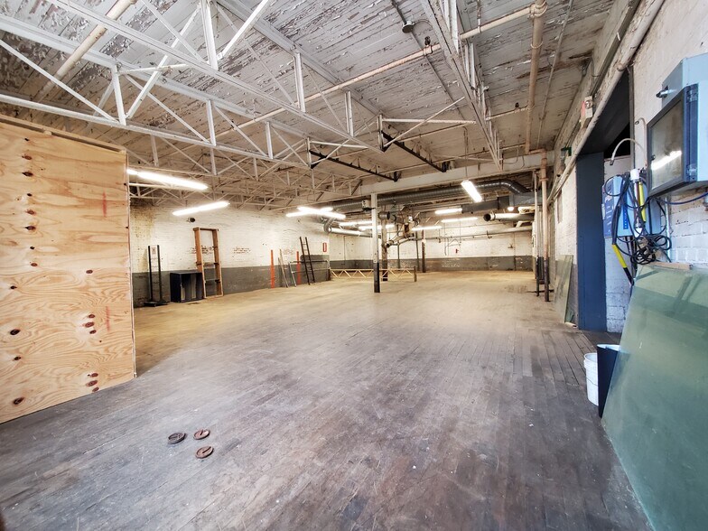 More Photos Of 94 E Adams St, Forsyth Warehouse For Lease