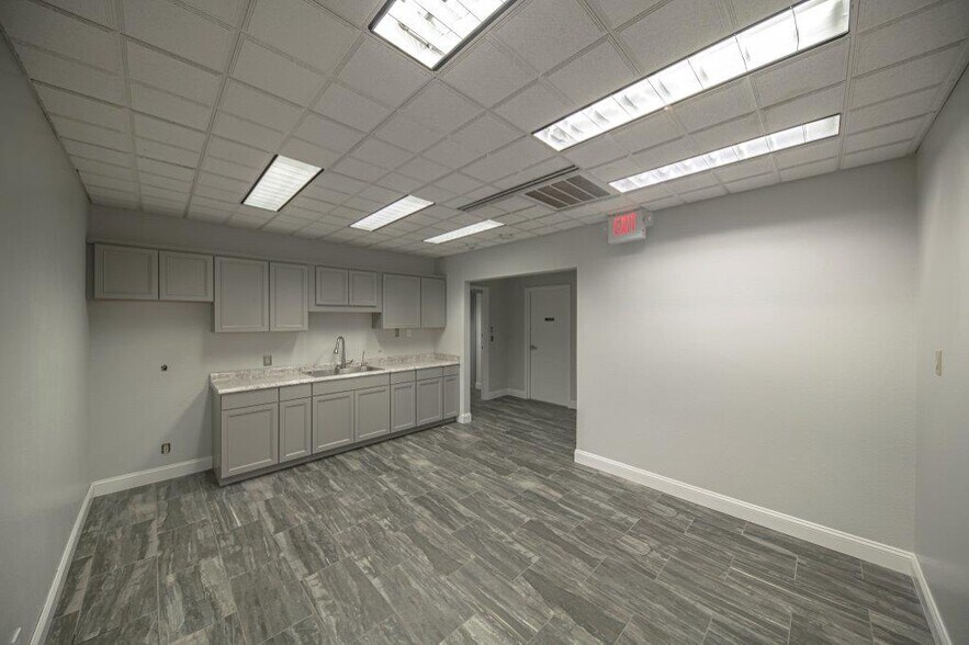 More Photos Of 125 W Missouri Ave, Midland Office For Sale