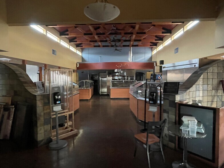 More Photos Of 950 Seneca Rd, Eugene Restaurant For Lease