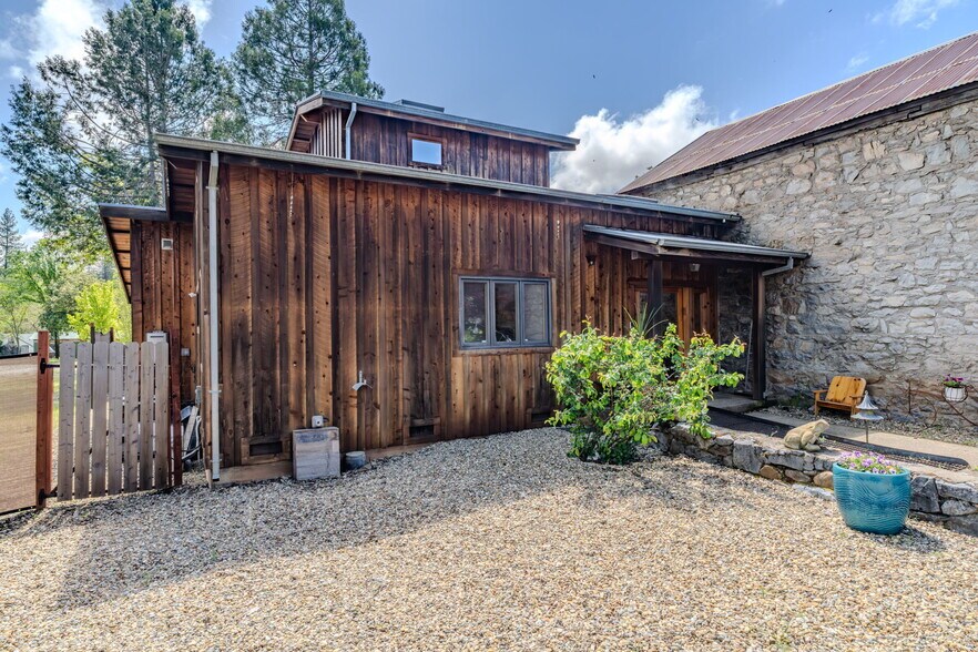More Photos Of 21376 Consolation St, Volcano Specialty For Sale