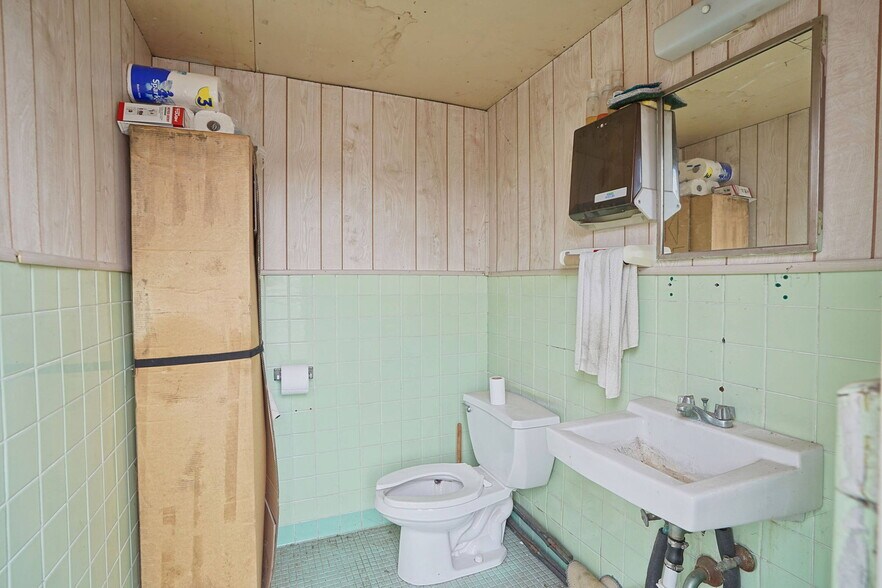 More Photos Of 140 S River St, Franklin Storefront For Sale