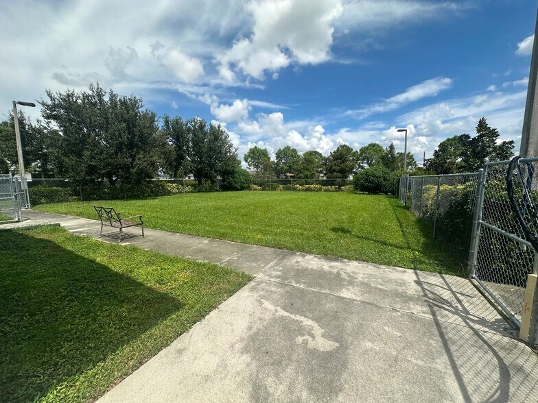 More Photos Of 395 Santa Barbara Blvd N, Cape Coral Veterinarian Kennel For Sale