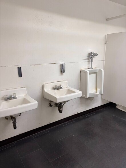More Photos Of 4411 Rowland Ave, El Monte Distribution For Lease