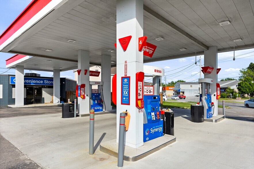 More Photos Of 33 Oak St E, Leamington Convenience Store For Sale
