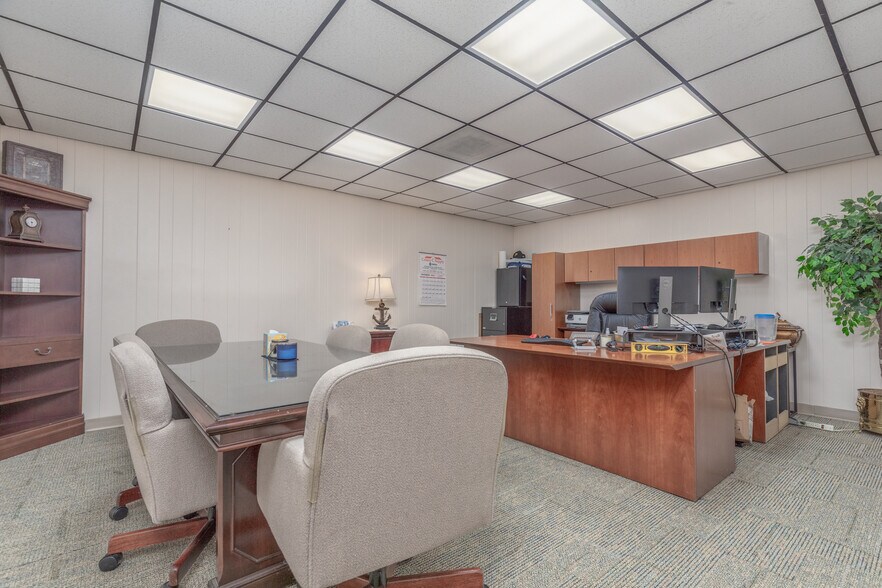 More Photos Of 4401 Ridgewood Ave, Saint Louis Showroom For Sale