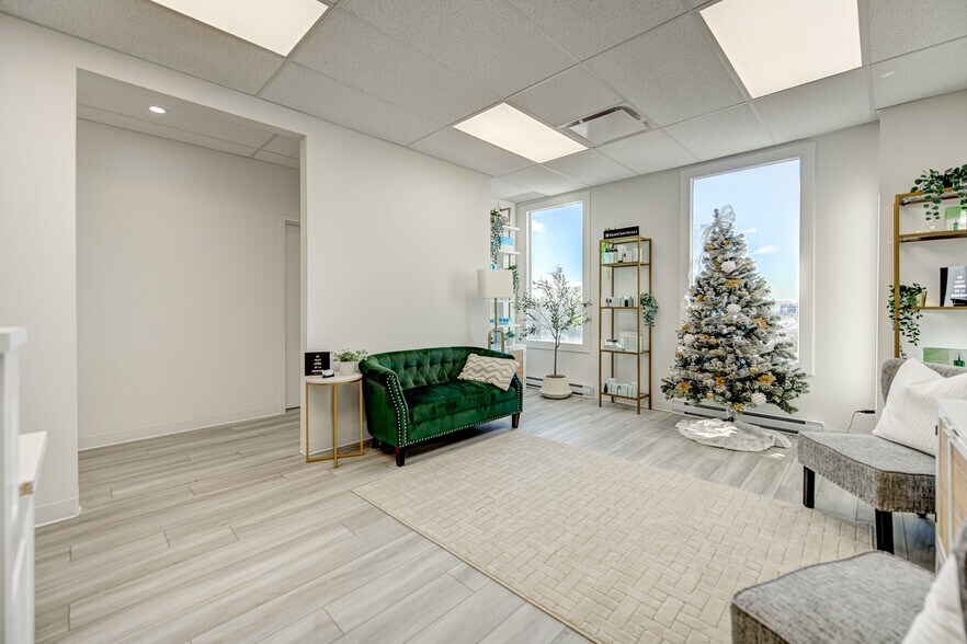 More Photos Of 1435 Boul Saint-Martin O, Laval Medical For Lease