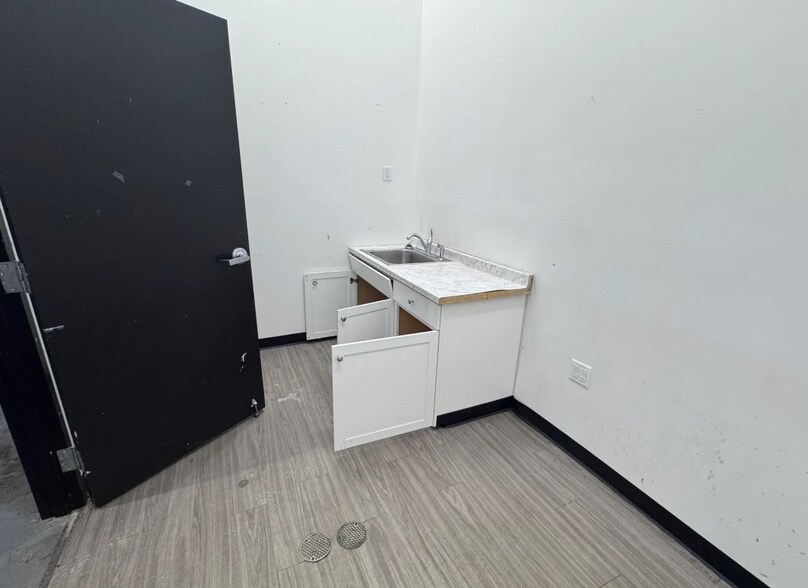 More Photos Of 310 S Pearl St, Albany Drugstore For Lease