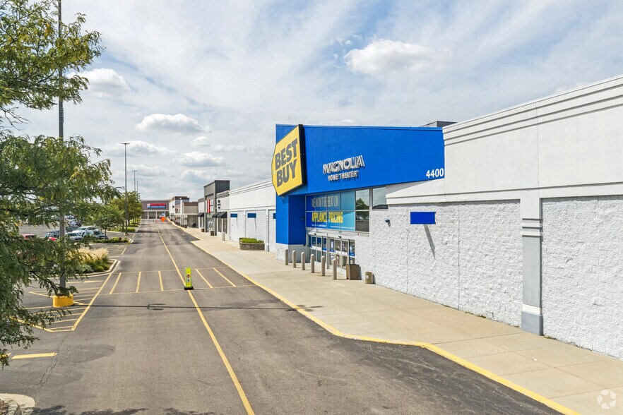More Photos Of 4302-4442 E New York St, Aurora Unknown For Lease