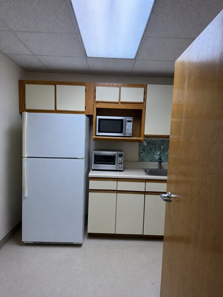 More Photos Of 572 Central Dr, Virginia Beach Light Distribution For Lease