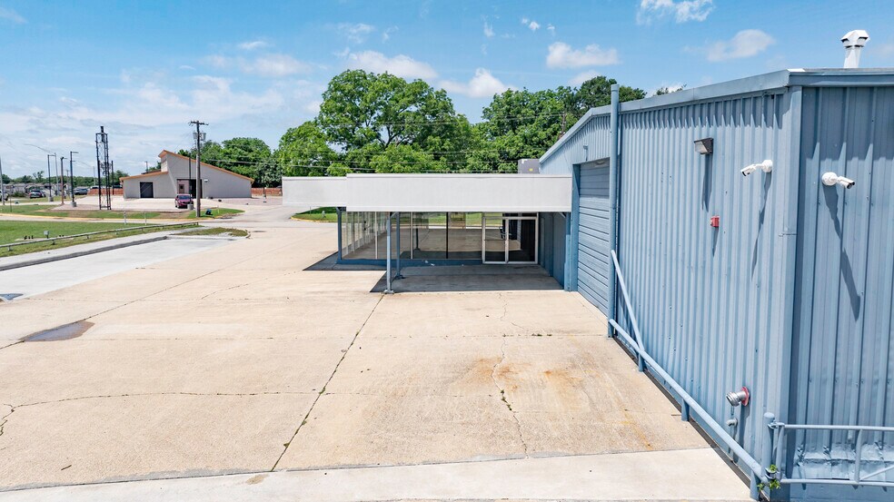 More Photos Of 1511 W Broadway St, Ardmore Auto Dealership For Sale