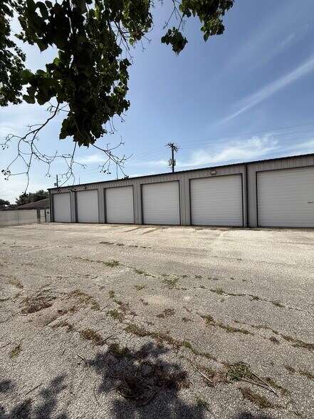 More Photos Of 4005 N Navarro St, Victoria Warehouse For Lease