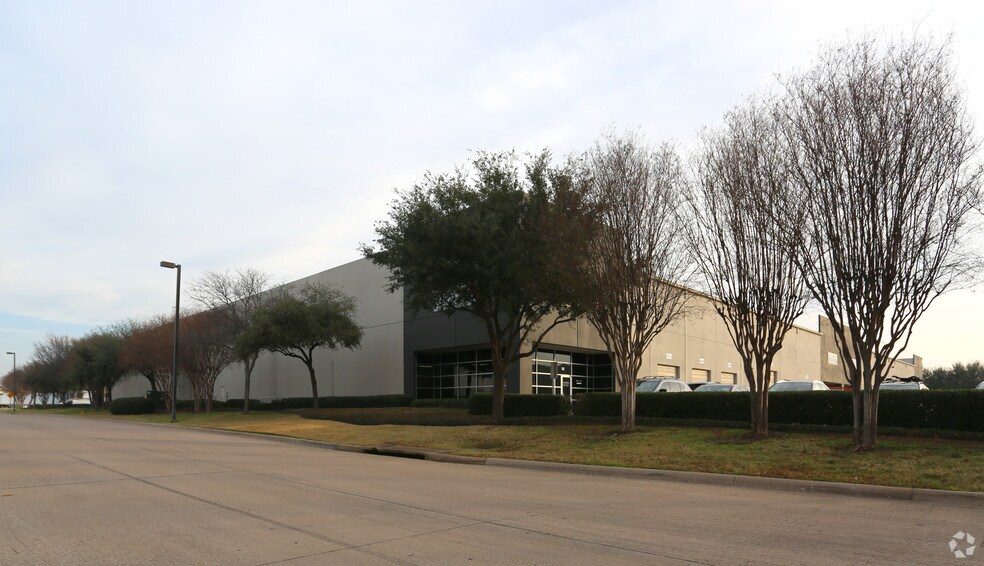 More Photos Of 1500 Luna Rd, Carrollton Warehouse For Lease