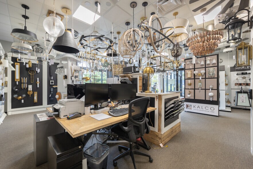 More Photos Of 3737-3757 Parkway Ln, Hilliard Showroom For Lease