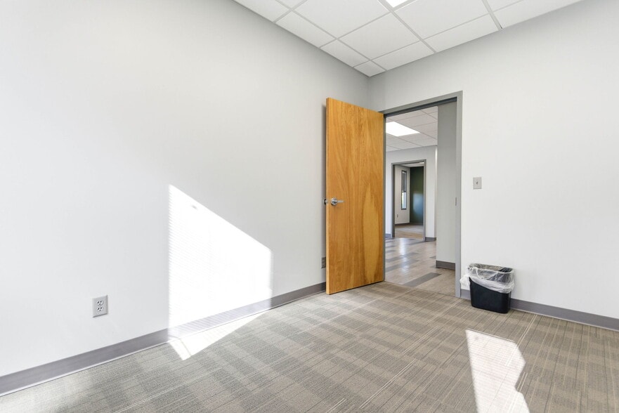 More Photos Of 13720 Aiken Rd, Louisville Warehouse For Lease