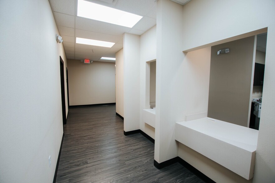 More Photos Of 9870 N Gateway Blvd, El Paso Office For Lease