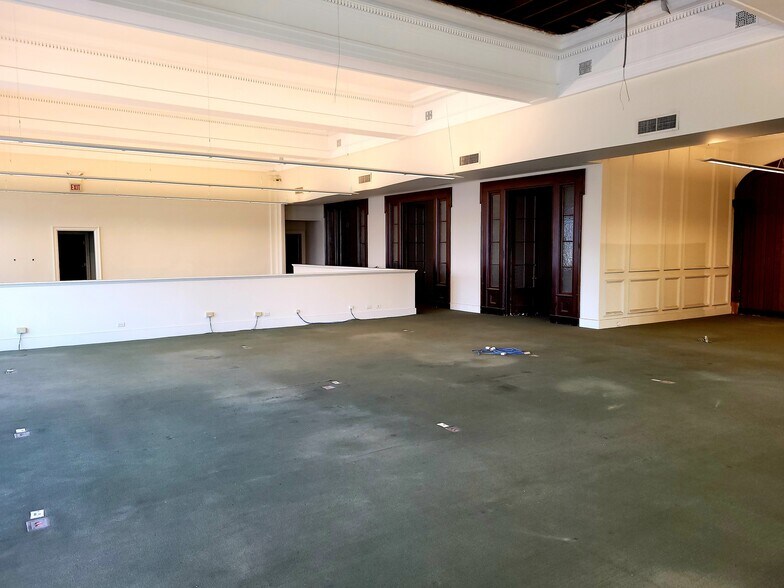 More Photos Of 1110 W 35th St, Chicago Office For Sale