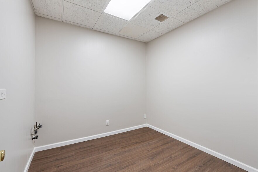 More Photos Of 2627 Hylan Blvd, Staten Island Medical For Lease