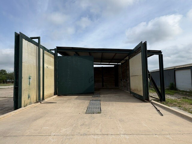 More Photos Of 1500 Simmons Ave, Jourdanton Warehouse For Sale