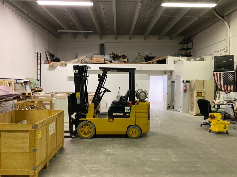 More Photos Of 352 Tall Pines Rd, West Palm Beach Warehouse For Lease