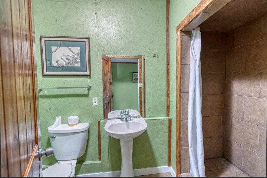 More Photos Of 49 Encino Dr, Concan Convenience Store For Sale