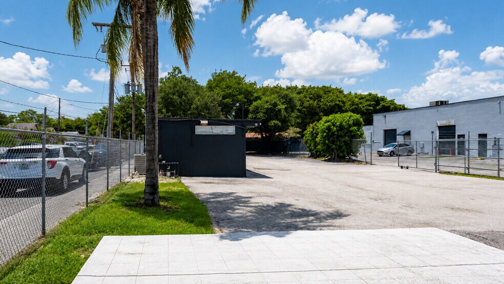 More Photos Of 3100 NW 27th Ave, Miami Manufacturing For Lease