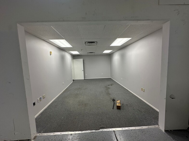 More Photos Of 1721 Independence Blvd, Sarasota Showroom For Lease